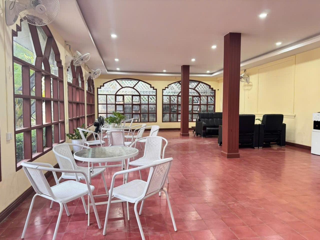 Yula Hotel Thatluang Виентиане Екстериор снимка