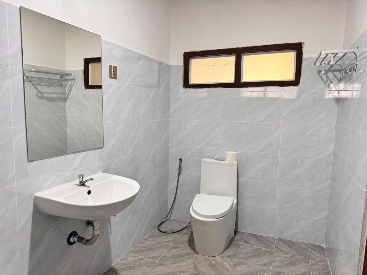 Yula Hotel Thatluang Виентиане Екстериор снимка